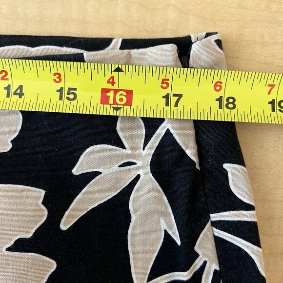 Liz Claiborne Women's Floral Black Tan Cropped Pants Size 14 Zip Side Mid Rise - Picture 9 of 12